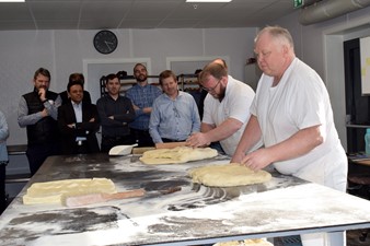 Her viser bakerne, far og sønn, Thorbjørn og Bjørn Inge Håland, hvordan ekte wienerbrød lages.